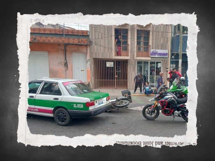 En Xalapa, motociclista termina lesionado tras ser golpeado por un taxi