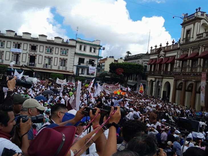 Con música y presentaciones culturales reciben a Rocío Nahle en el Centro de Xalapa 