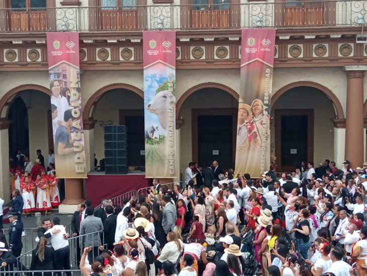 Con música y presentaciones culturales reciben a Rocío Nahle en el Centro de Xalapa 