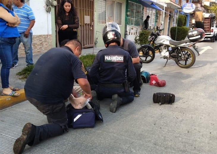 Motociclista derrapa en colonia de Xalapa y resulta herido, esto sabemos