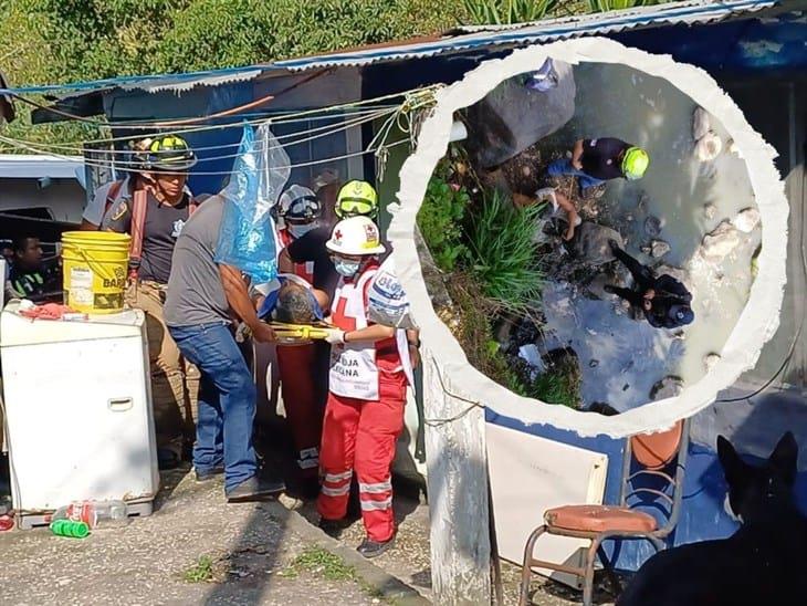 ¿Cómo cayó ahí? Rescatan a adulto mayor de un arroyo de aguas negras en Córdoba