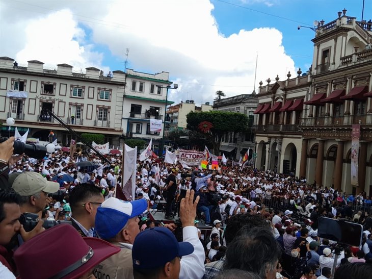 Con música y presentaciones culturales reciben a Rocío Nahle en el Centro de Xalapa 