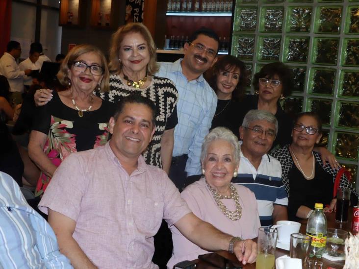 Hiram Becerra Vargas es festejado por su reciente cumpleaños