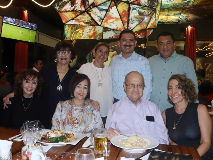 Hiram Becerra Vargas es festejado por su reciente cumpleaños