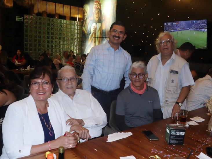 Hiram Becerra Vargas es festejado por su reciente cumpleaños