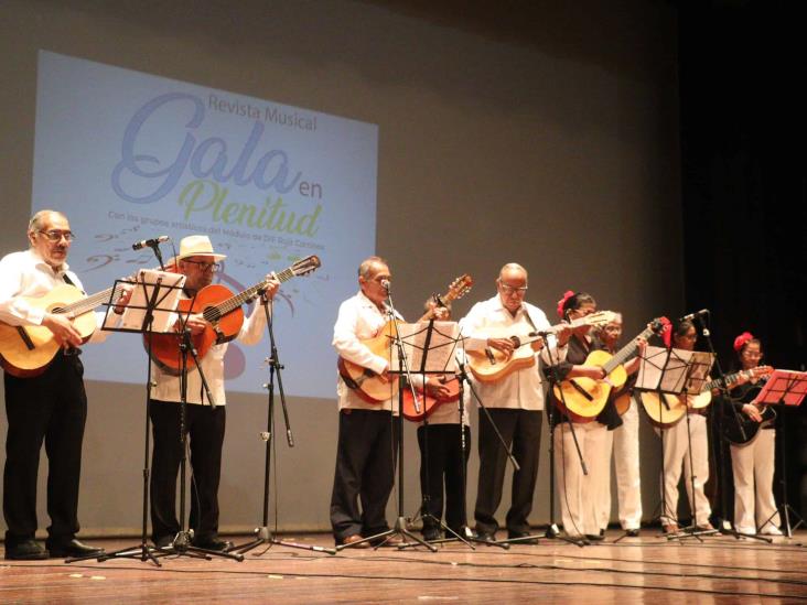 Revista musical Gala en Plenitud es presentada con éxito en el Teatro Clavijero