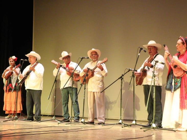 Revista musical Gala en Plenitud es presentada con éxito en el Teatro Clavijero