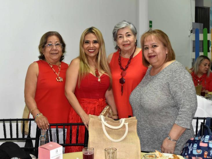 Damas disfrutan divertida Lotería Entre Amigas con temática especial de Navidad