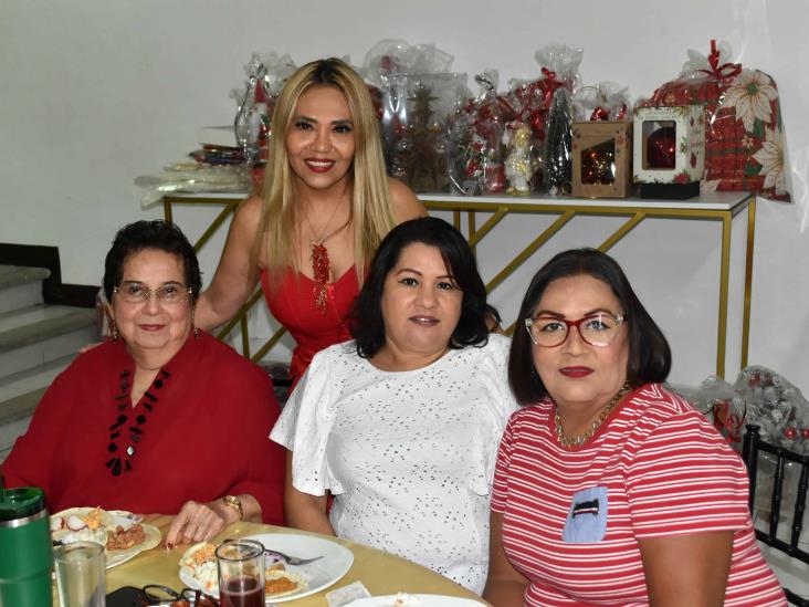 Damas disfrutan divertida Lotería Entre Amigas con temática especial de Navidad