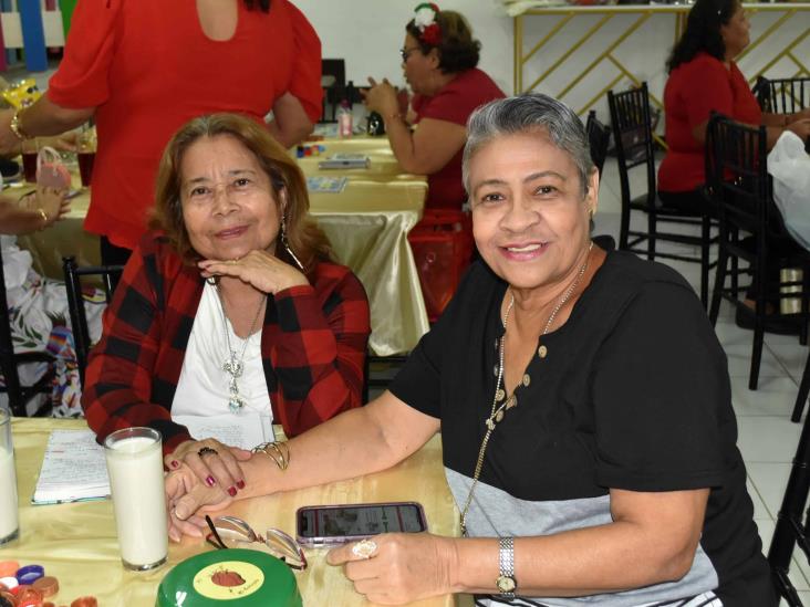 Damas disfrutan divertida Lotería Entre Amigas con temática especial de Navidad