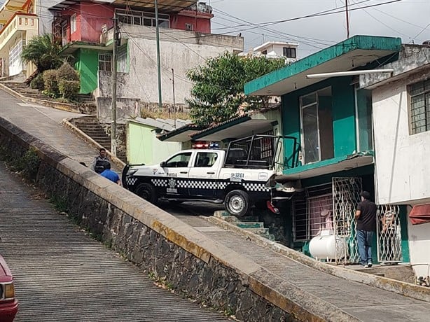 ¡Perdió el control! patrulla se estrella contra una vivienda en Xalapa; 3 policías resultan heridos