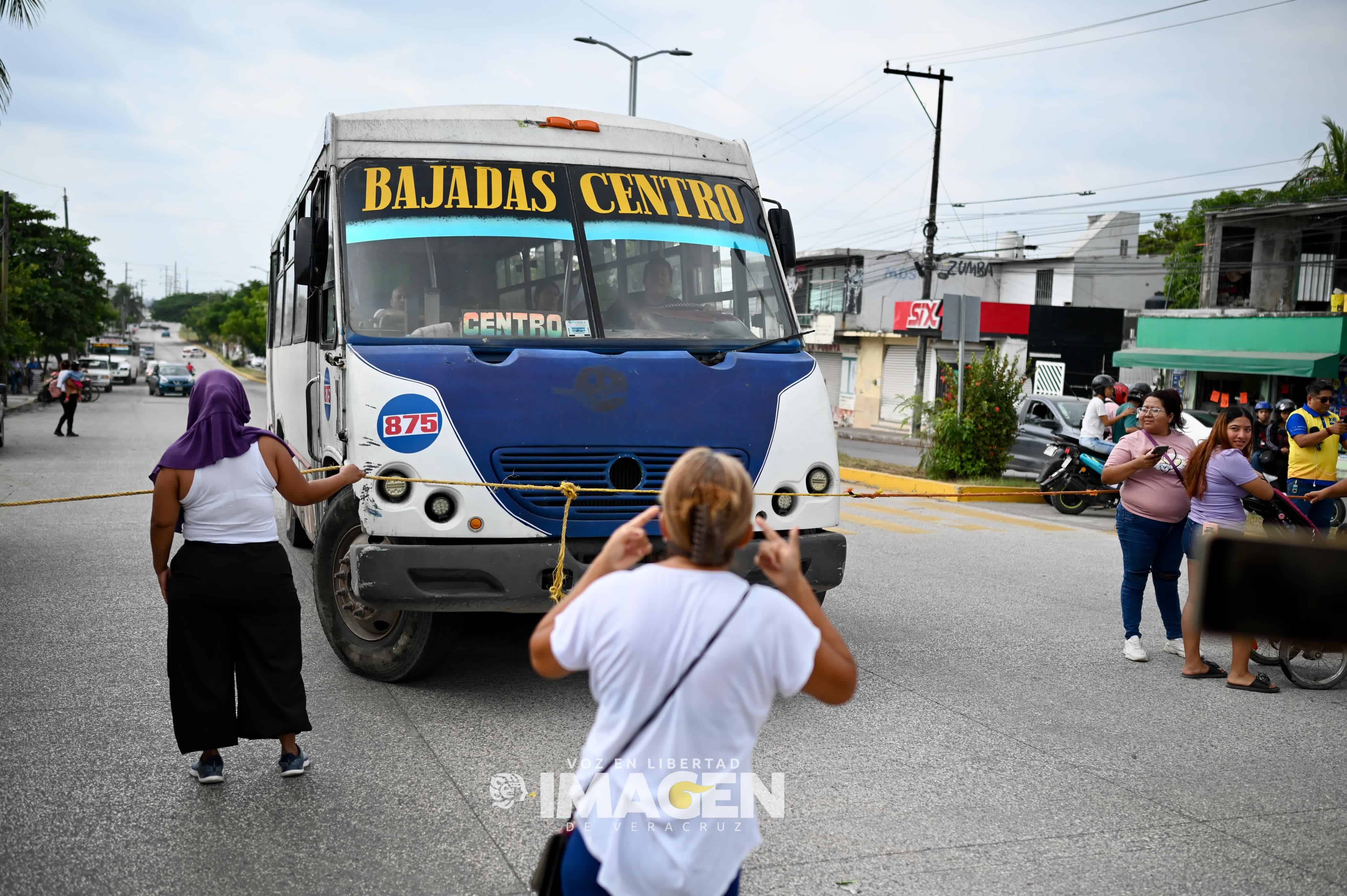 Bloquean la avenida JB Lobos en Veracruz para exigir que aparezca Betzi López Estudillo