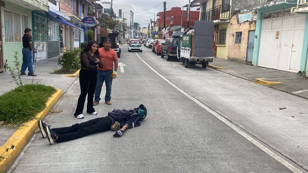 Motociclista derrapa en colonia de Xalapa y resulta herido, esto sabemos