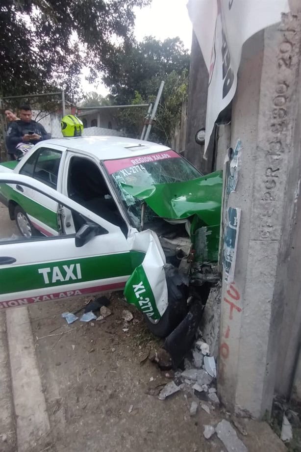 ¡Por ir borracho! Taxista se estrella contra una vivienda en Tlalnelhuayocan