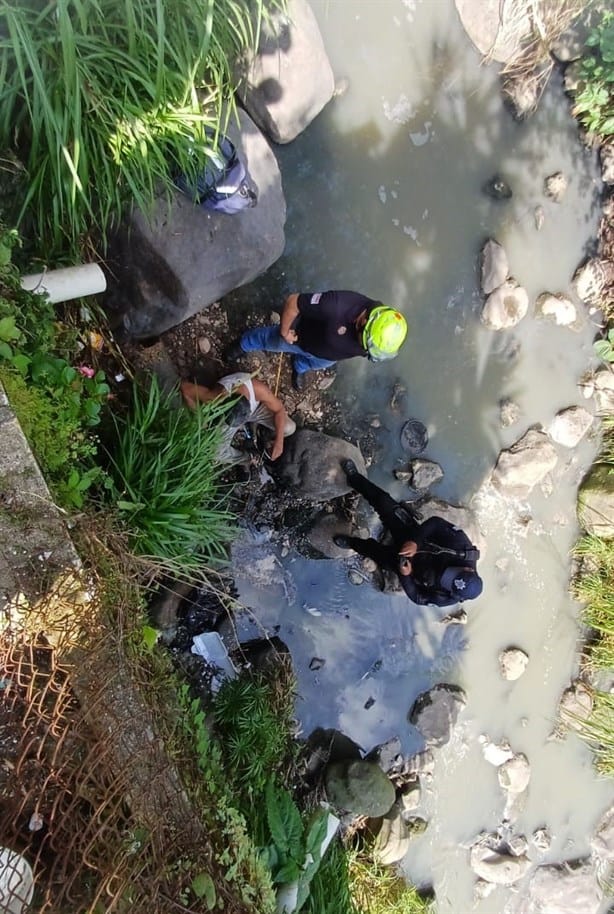 ¿Cómo cayó ahí? Rescatan a adulto mayor de un arroyo de aguas negras en Córdoba