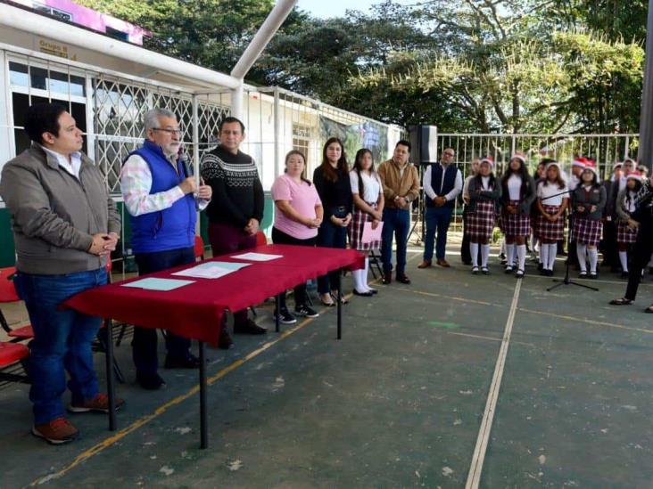 Entrega Ayuntamiento de Xalapa equipo de cómputo a Telebachillerato