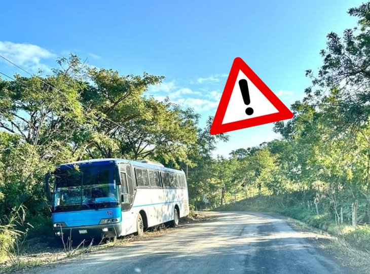 Autobús de turismo queda varado en carretera Juchique-Plan de las Hayas, por deplorable estado de la vía