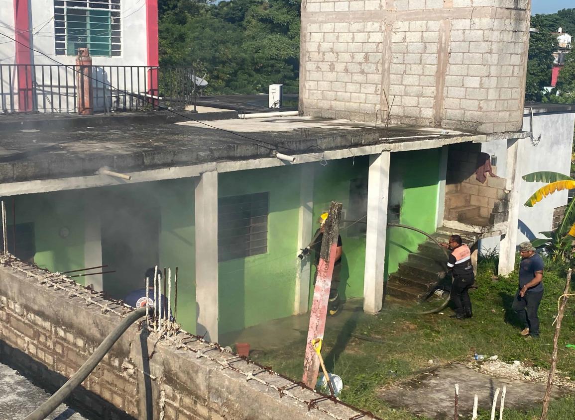 Un probable corto circuito, dejó como saldo el incendio en una casa habitación en la colonia Santa Clara