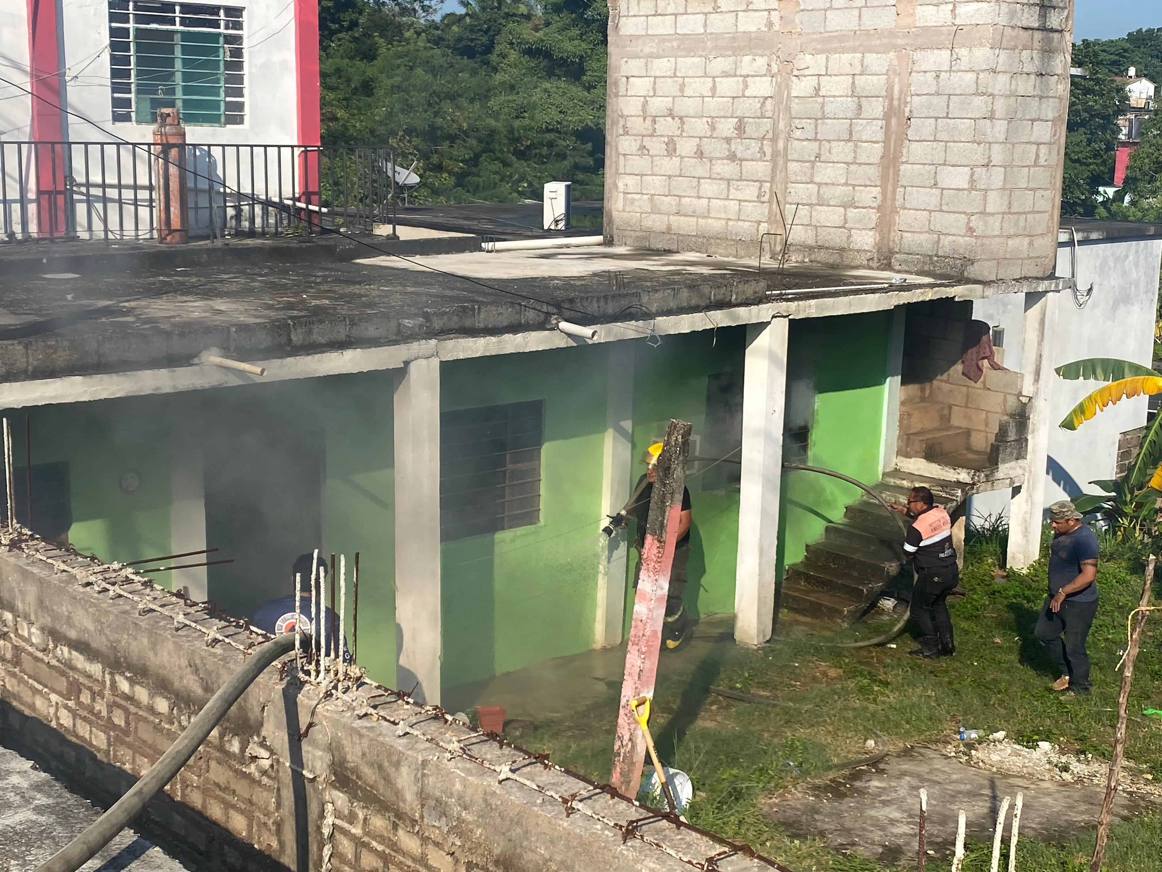 Un probable corto circuito, dejó como saldo el incendio en una casa habitación en la colonia Santa Clara