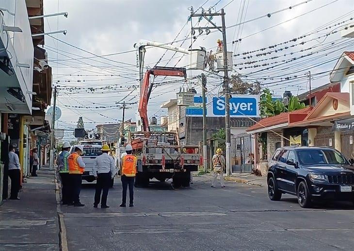 Trabajador de CFE sufre caída mientras instalaba un transformador en Córdoba, y convulsiona