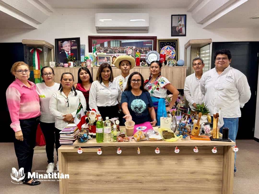 Felicita Carmen Medel a estudiantes de la UPAV por Exposición Cultural