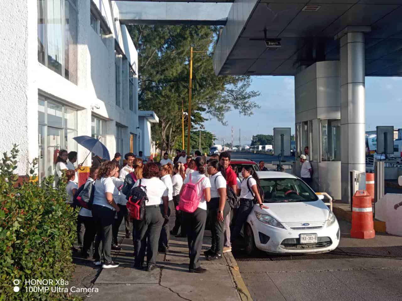 Se manifiestan trabajadores de la caseta de cobro; piden ser liquidados conforme a la ley | VIDEO