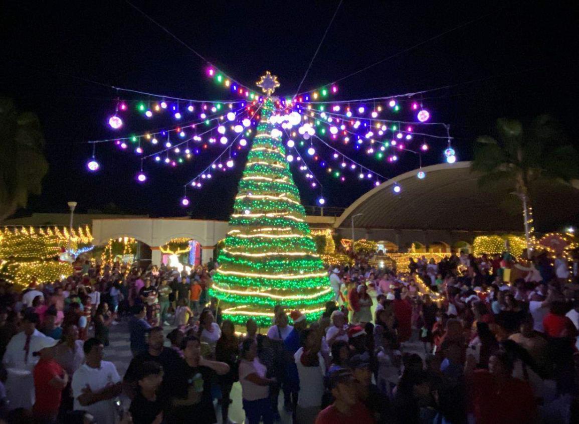 Inician las fiestas decembrinas en Oluta con encendido de luces 