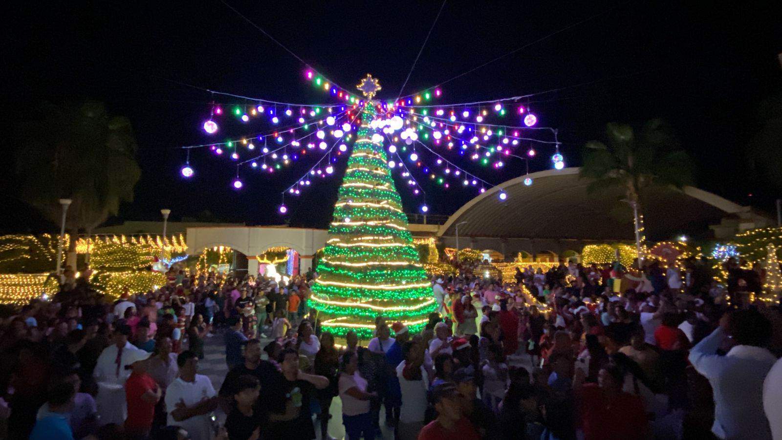 Inician las fiestas decembrinas en Oluta con encendido de luces 