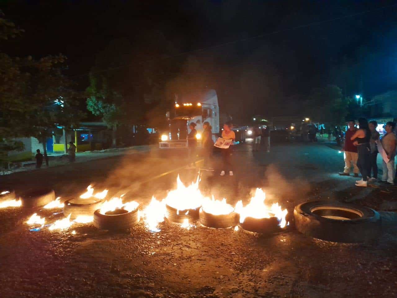 Cierran carretera Transistmica, demandan atención al mal estado de esa vía | VIDEO