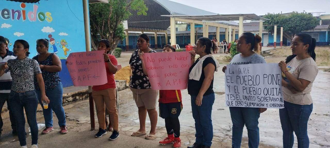 Alcaldesa de las Choapas denuncia a padres de familia; buscaban mejorar instalaciones de escuela primaria