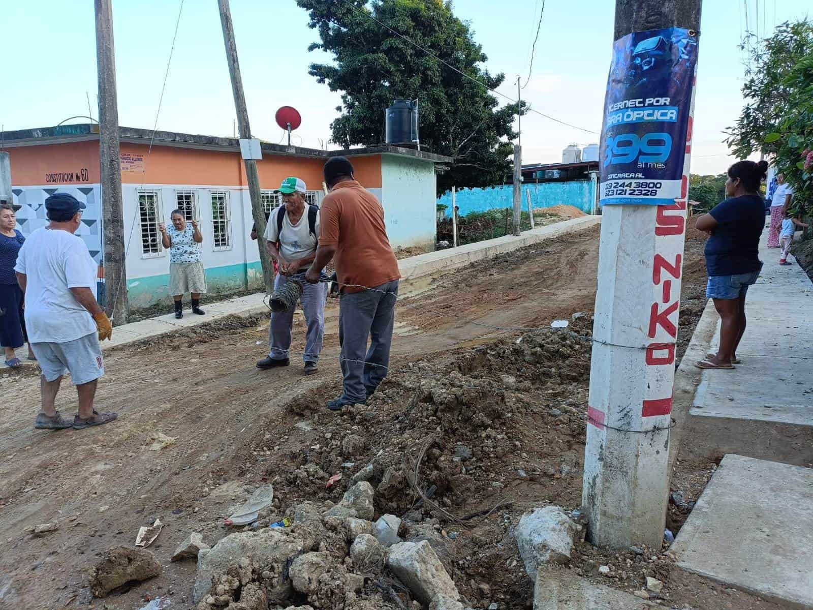 Cierran colonia con alambre de púas en Villa Cuichapa como exigencia para obras de pavimentación