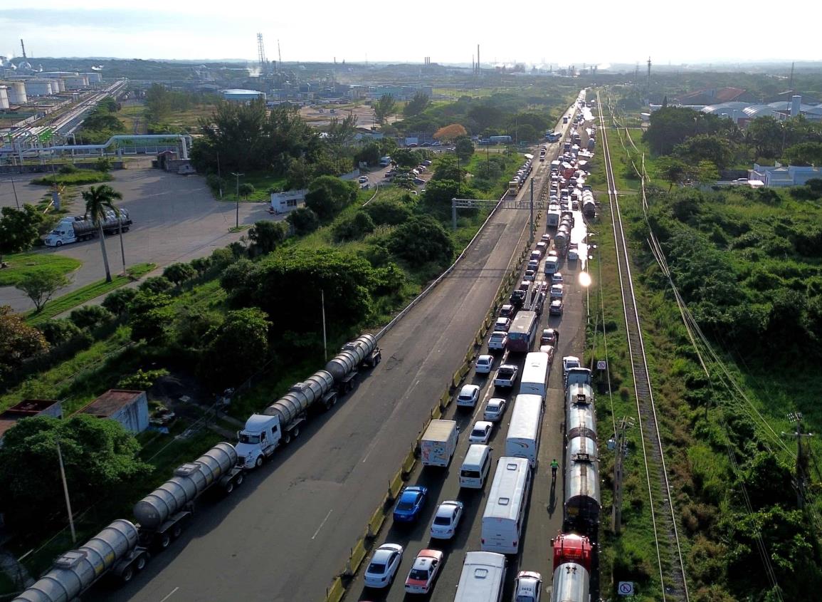 Por este motivo persiste el caos vial Costera del Golfo 180, largas filas en la Caseta del Puente Coatzacoalcos I