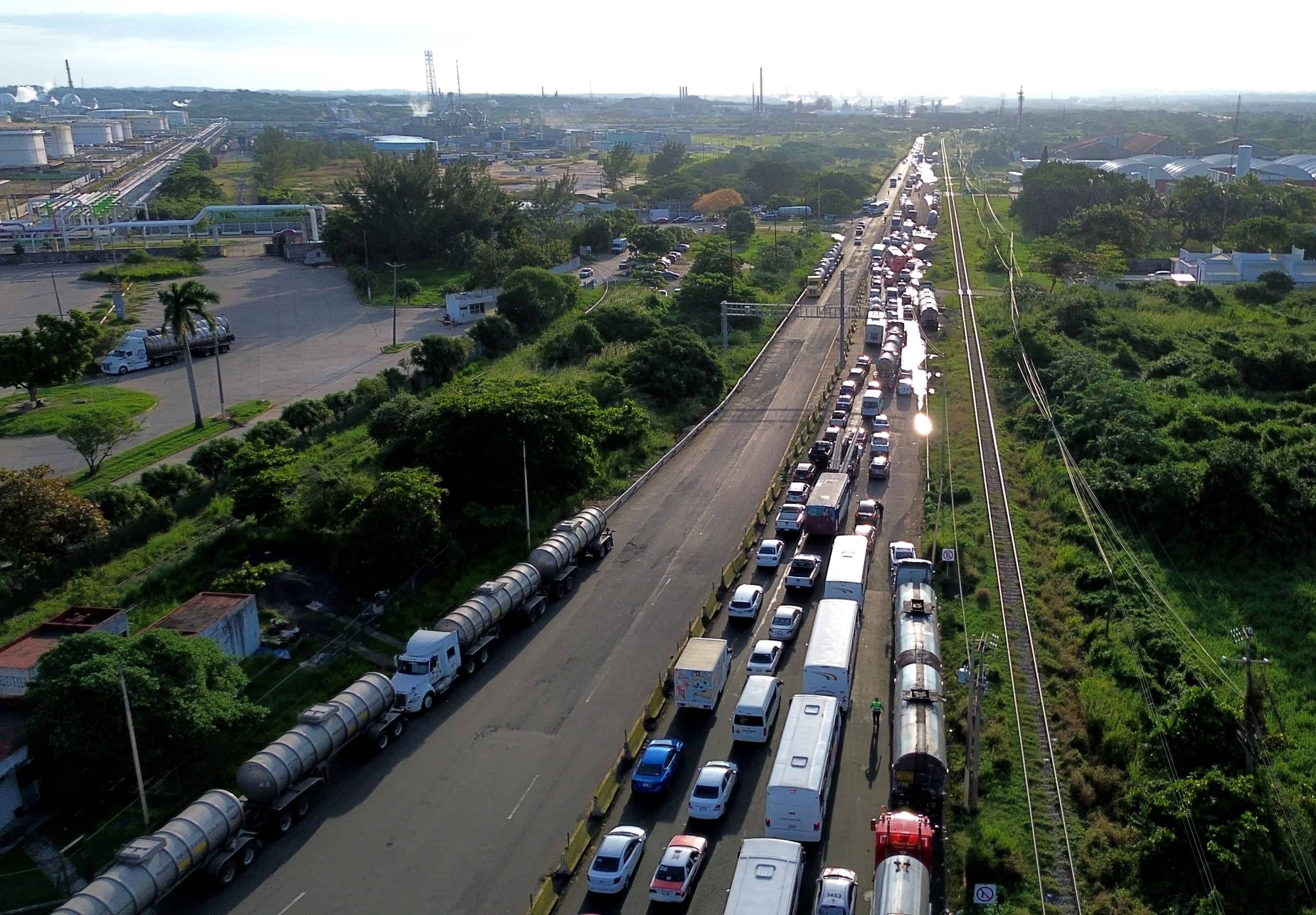 Por este motivo persiste el caos vial Costera del Golfo 180, largas filas en la Caseta del Puente Coatzacoalcos I