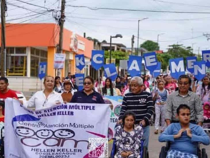 Alumnos con discapacidad desfilaron en Cosoleacaque