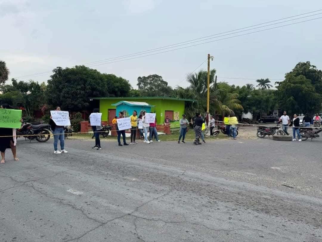 Padres de familia bloquean carretera a Tlalixcoyan por falta de luz en escuela desde hace 8 meses