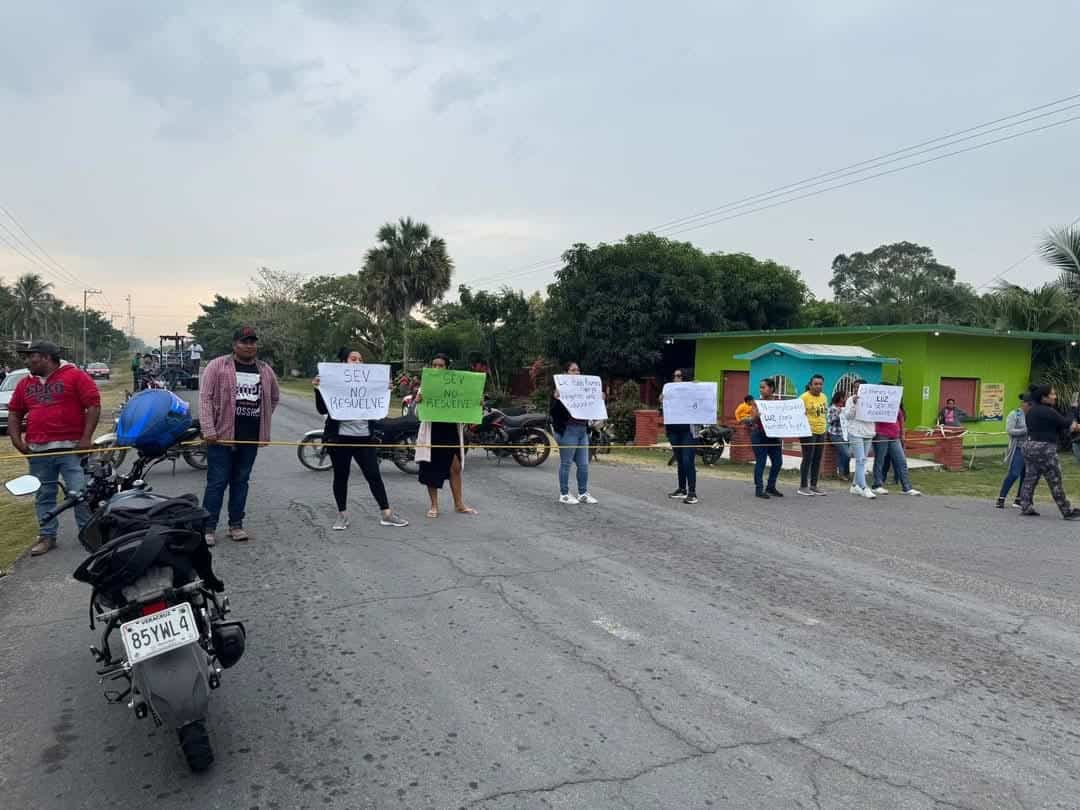 Padres de familia retiran bloqueo en carretera Tlalixcoyan - Ignacio de la Llave