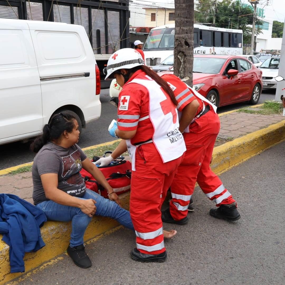 Pareja de motociclistas choca contra un auto en la colonia Cándido Aguilar, en Veracruz