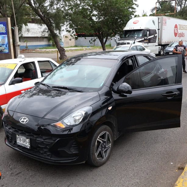 Pareja de motociclistas choca contra un auto en la colonia Cándido Aguilar, en Veracruz