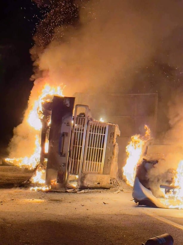 Camión cañero y taxi se incendian en El Trópico, en Ángel R. Cabada