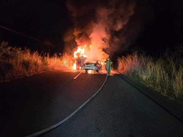 Camión cañero y taxi se incendian en El Trópico, en Ángel R. Cabada