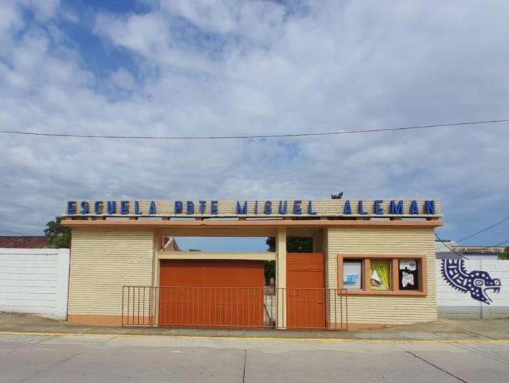 Detienen en Nuevo León a tesorera de primaria de Minatitlán, había huído con 600 mil pesos