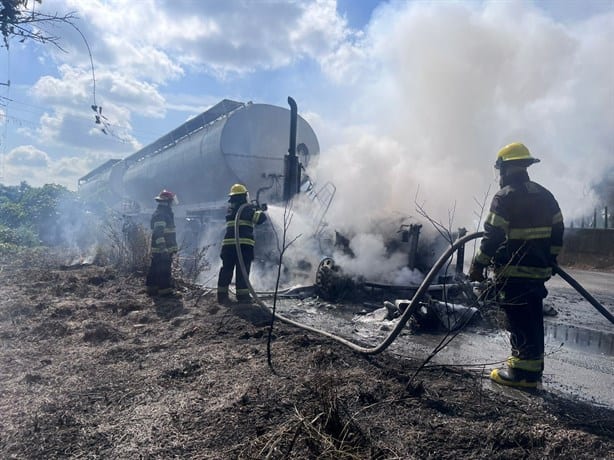 Se incendia tráiler cargado de alimento para aves en el libramiento Paso del Toro-Santa Fe | VIDEO