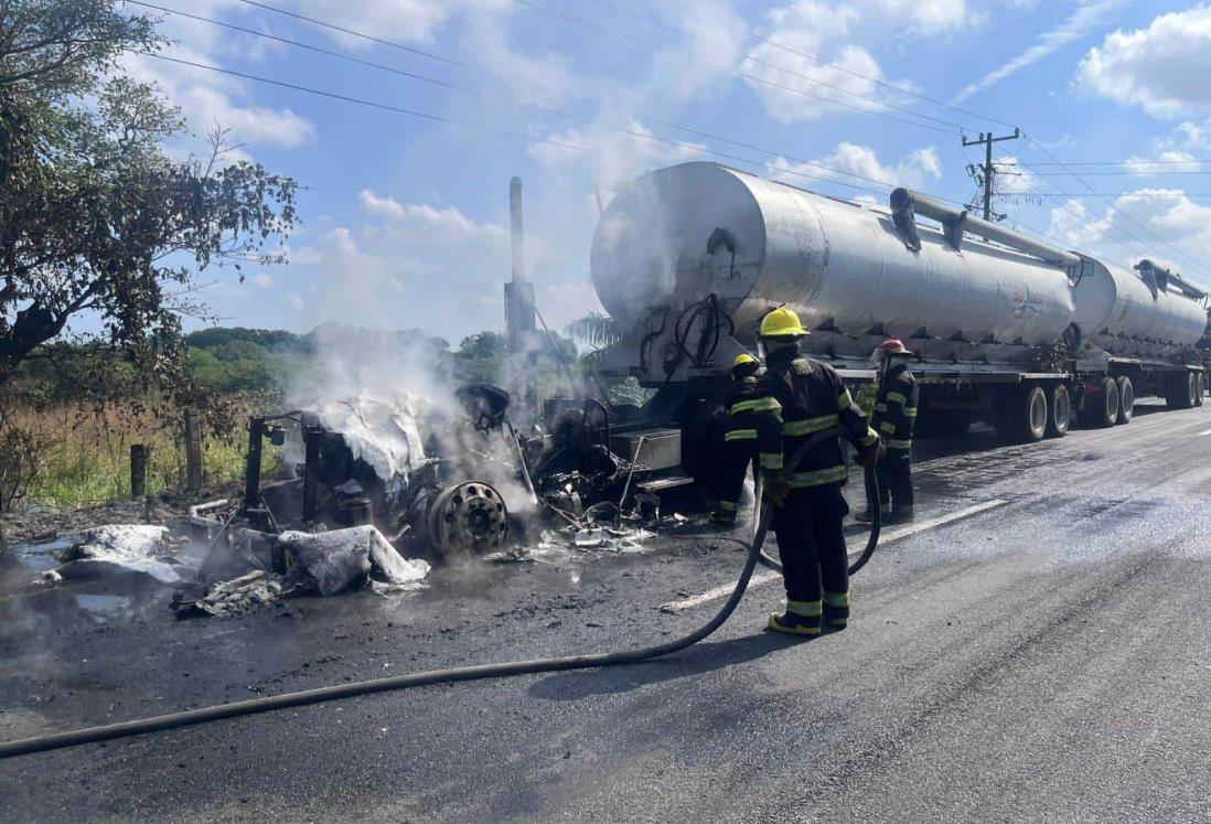 Se incendia tráiler cargado de alimento para aves en el libramiento Paso del Toro-Santa Fe | VIDEO