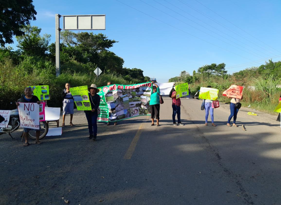 Vecinos de Cosoleacaque cierran tramo de la Transístmica, exigen cancelación de relleno sanitario