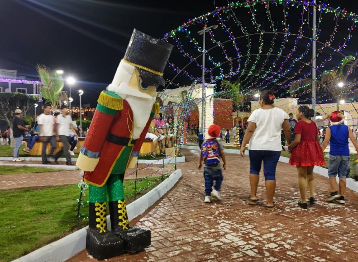 El espíritu navideño se apodera del Parque Libertad en Agua Dulce