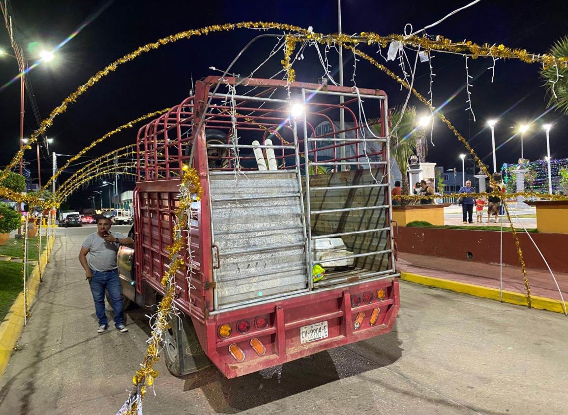 Camioneta derriba adornos navideños y bloquea avenida principal en Agua Dulce