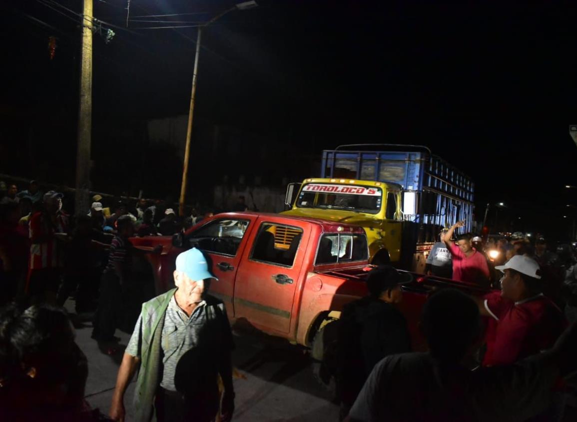 Unidos por Texistepec retiene camión que transportaba tubos; fueron agredidos por grupo enviado 