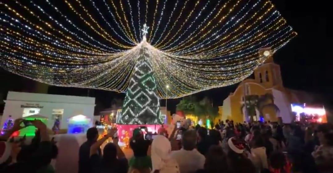 Encienden Árbol y Villa Navideña en Medellín de Bravo