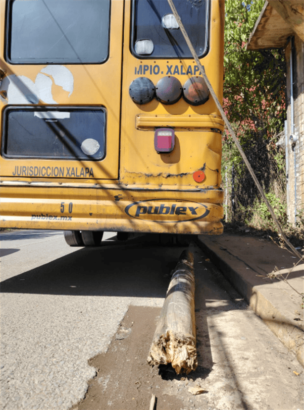 Cae poste de Telmex sobre autobús en Xalapa; ya lo habían reportado 