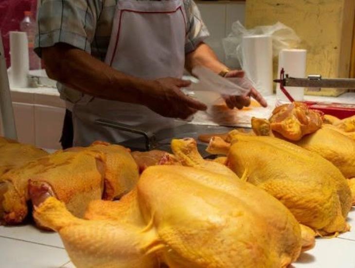 Esperan comerciantes de Minatitlán repunte en ventas de pollo